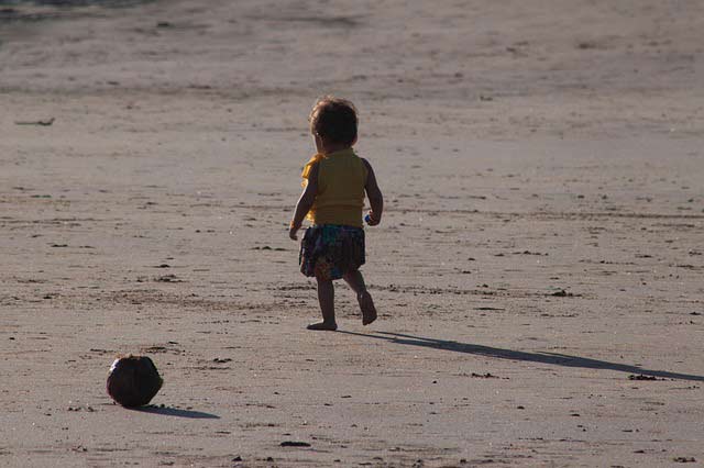 Baby-walking-on-the-beach