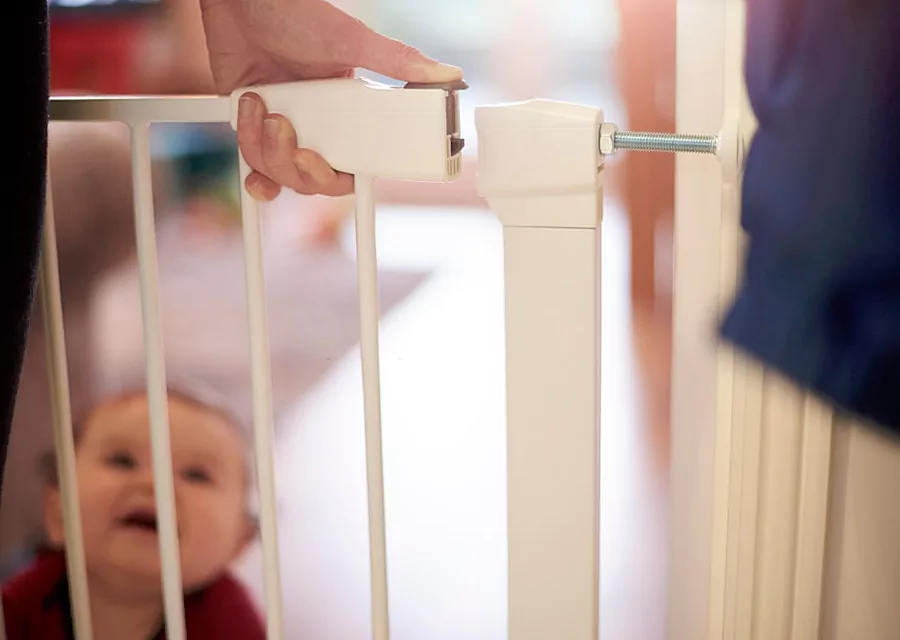 BEST BABY GATE FOR STAIRS WITH SPINDLES