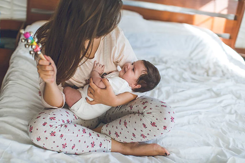 Baby wakes up outlet hitting head on crib